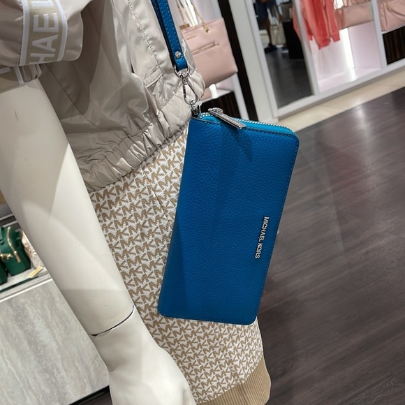 Michael Kors Jet Set Travel Large Travel CONTINENTAL 
Lagoon - Picture 3 of 16